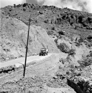 Jeep met het koninklijk paar tijdens de tocht over Saba, Bestanddeelnr 252-4137