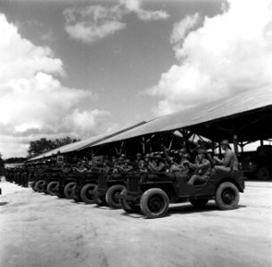 Jeeps op het kazerneterrein bij een militaire parade in Paramaribo, Bestanddeelnr 252-6332