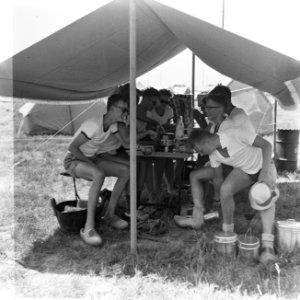 Jamboree 1963 te Marathon Griekenland Eten onder de pergola vanwege hitte, Bestanddeelnr 915-4242