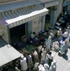 Jeruzalem Smalle straat met aan weerzijden winkeltjes Handelaren in groente en, Bestanddeelnr 255-9224