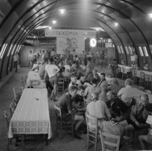 Jamboree 1963 te Marathon Griekenland Eetzaal voor leiders, wachtende op stoele, Bestanddeelnr 915-4300