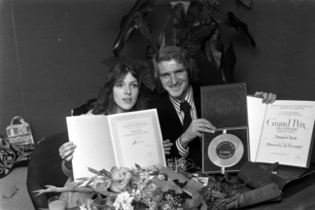 Jacques Herb en Anneke Konings terug van festival te Sopot op Schiphol, 11 Annek, Bestanddeelnr 925-8404