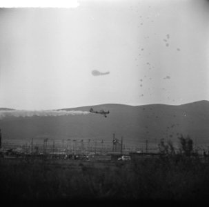 Jamboree 1963 te Marathon Griekenland Vliegtuig over kamp met DDT-poeder om zie, Bestanddeelnr 915-4333