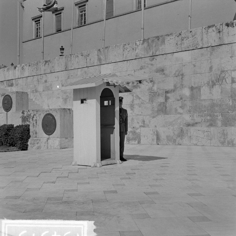 Jamboree 1963 te Marathon Griekenland Soldaat bij Gouvernementsgebouw schuilt a, Bestanddeelnr 915-4313