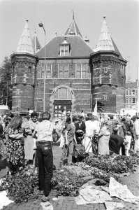 Jaarlijkse geraniummarkt op de Nieuwmarkt, op achtergrond de Waag, Bestanddeelnr 932-1609