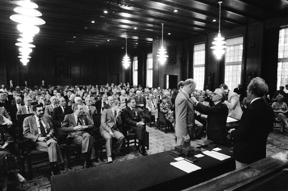 Jaarlijkse lintjes op het stadhuis uitgereikt. Overzicht tijdens uitreiking li, Bestanddeelnr 932-1298