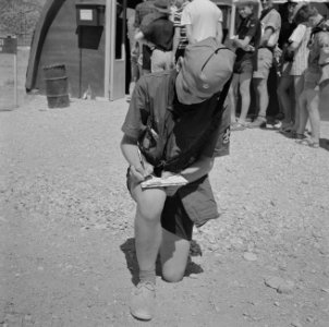Jamboree 1963 te Marathon Griekenland Padvinder schrijft brief naar huis, Bestanddeelnr 915-4218