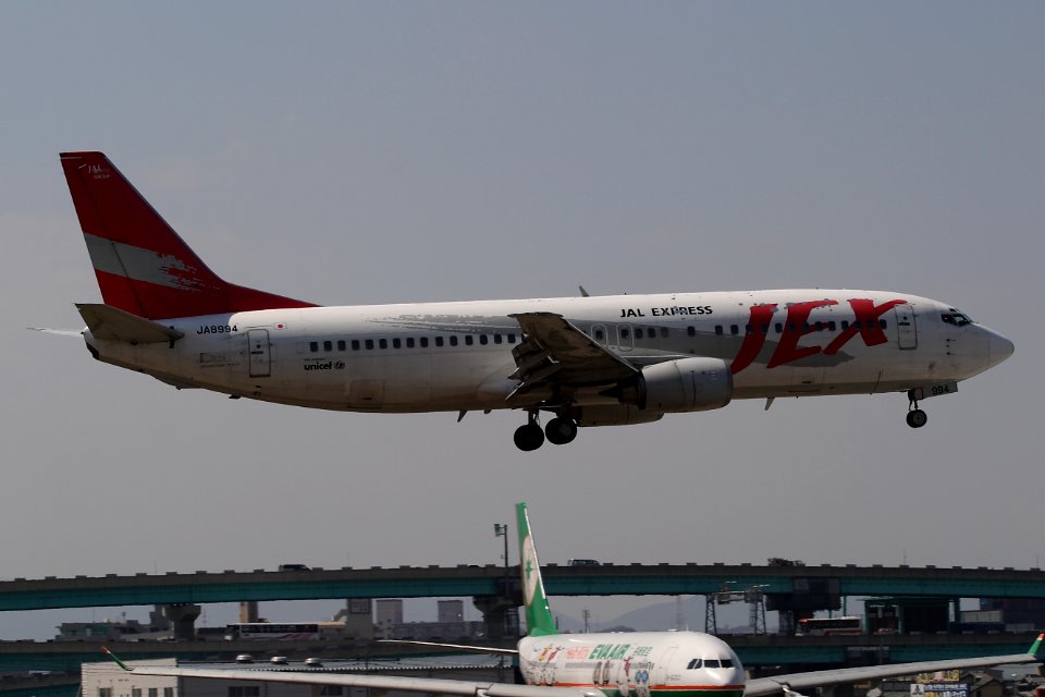 JalExpress B737-400 fukuoka 20060330122846