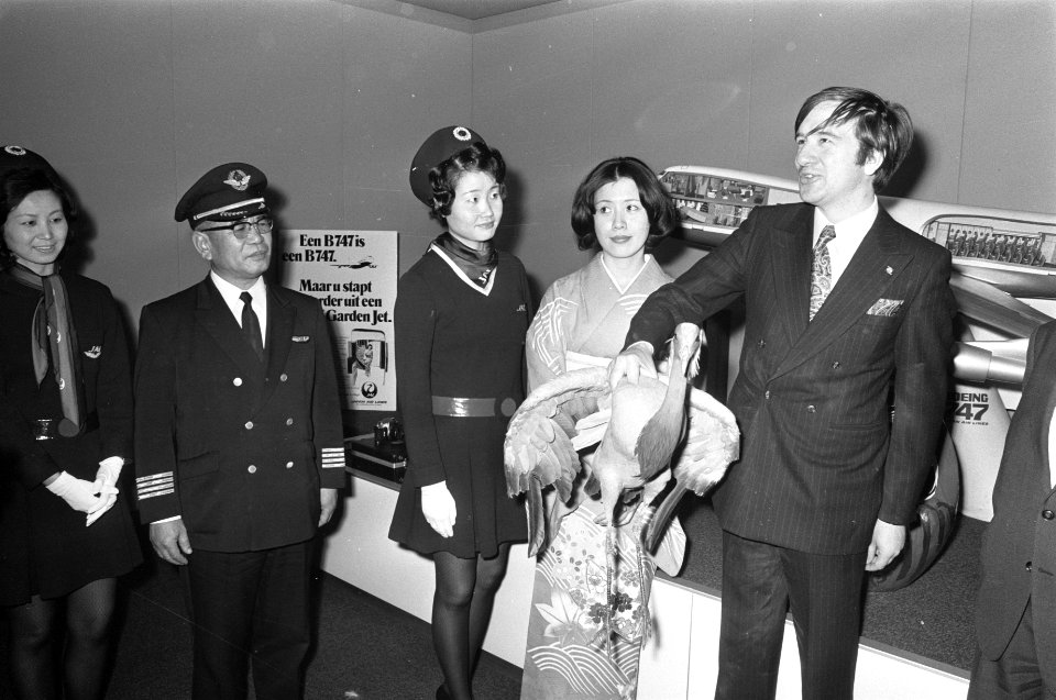 JAL-lijndienst Tokio Amsterdam geopend aanbieding kraanvogels, Bestanddeelnr 925-5040