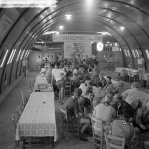 Jamboree 1963 te Marathon Griekenland Eetzaal voor leiders, wachtende op stoele, Bestanddeelnr 915-4301