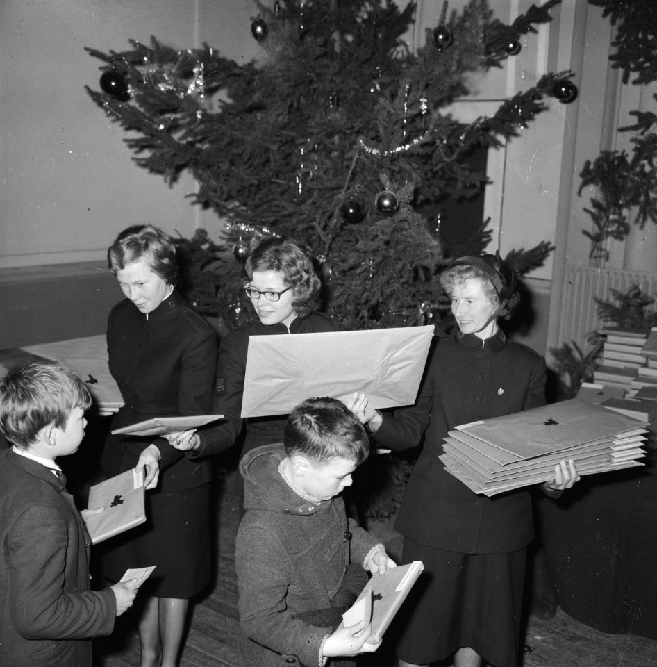 Jaarlijkse kinderkerstfeest georganiseerd door het Leger des Heils in Bellevue , Bestanddeelnr 915-8752