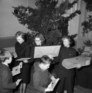 Jaarlijkse kinderkerstfeest georganiseerd door het Leger des Heils in Bellevue , Bestanddeelnr 915-8752