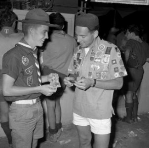 Jamboree 1963 te Marathon Griekenland Een Engelse padvinder kijkt of de klompen, Bestanddeelnr 915-4255