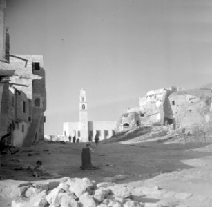 Jaffa Straat met spelende kinderen Op de achtergrond de Sint Pieterskerk, Bestanddeelnr 255-0078