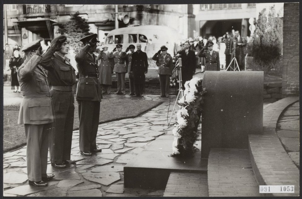 Jaarlijkse herdenking 7 September-divisie. Kranslegging bij het Nationale monume, Bestanddeelnr 091-1053