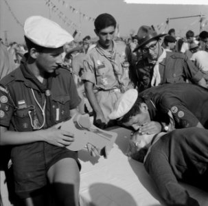 Jamboree 1963 te Marathon Griekenland Nederlandse zeeverkenners met mond-op-mon, Bestanddeelnr 915-4189