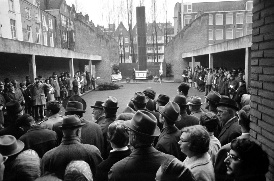 Jaarlijkse herdenking van nazi-slachtoffers in de Hollandsche Schouwburg, Amst, Bestanddeelnr 922-3016