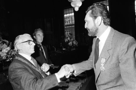 Jaarlijkse lintjes op het stadhuis uitgereikt. J. J. de Crane (impresario, pro, Bestanddeelnr 932-1296