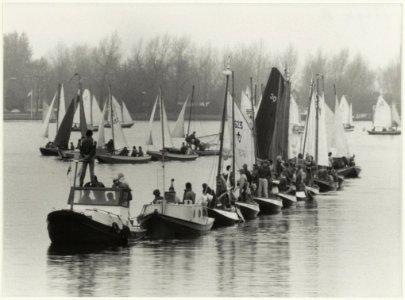 Jaarlijkse vlootschouw bij Zeeverkennersgroep Prins Willem tijdens Koninginnedag. NL-HlmNHA 54002633 1