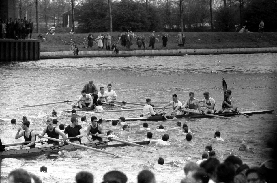 Jaarlijkse Varsity bij Jutphaas, na de finish springen de studenten te water, Bestanddeelnr 911-2060