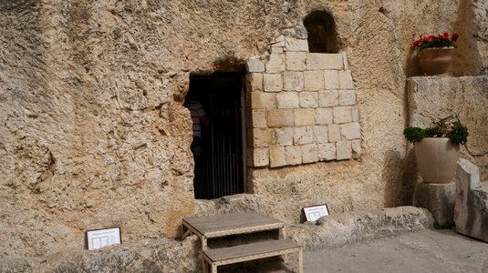 Jerusalem resurrection brown tomb