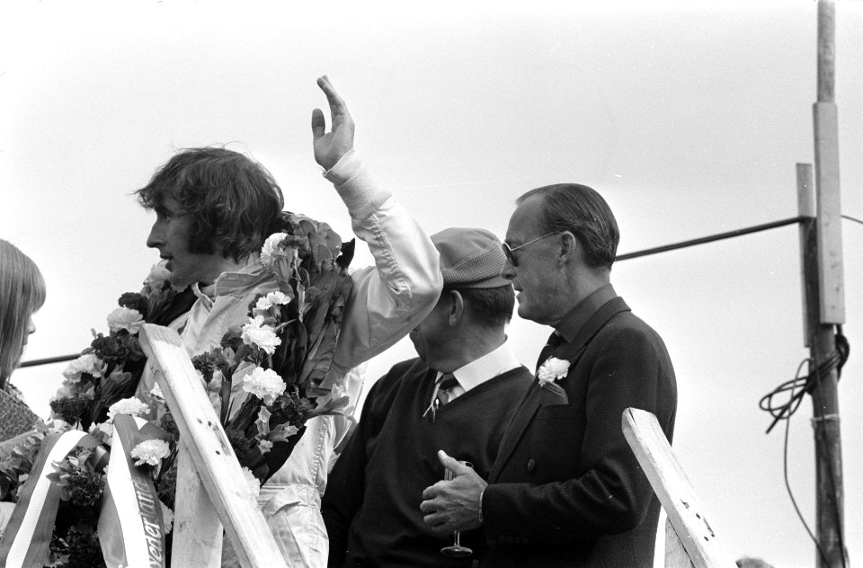 Jackie Stewart en Prins Bernhard tijdens het spelen van het volkslied, Bestanddeelnr 922-5525