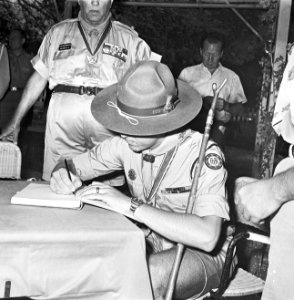 Jamboree 1963 te Marathon Griekenland De prins tekent Jamboree-gastenboek, Bestanddeelnr 915-4259