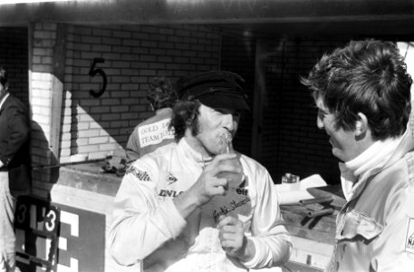 Jackie Stewart drinkt een flesje limonade, Bestanddeelnr 922-5447 photo