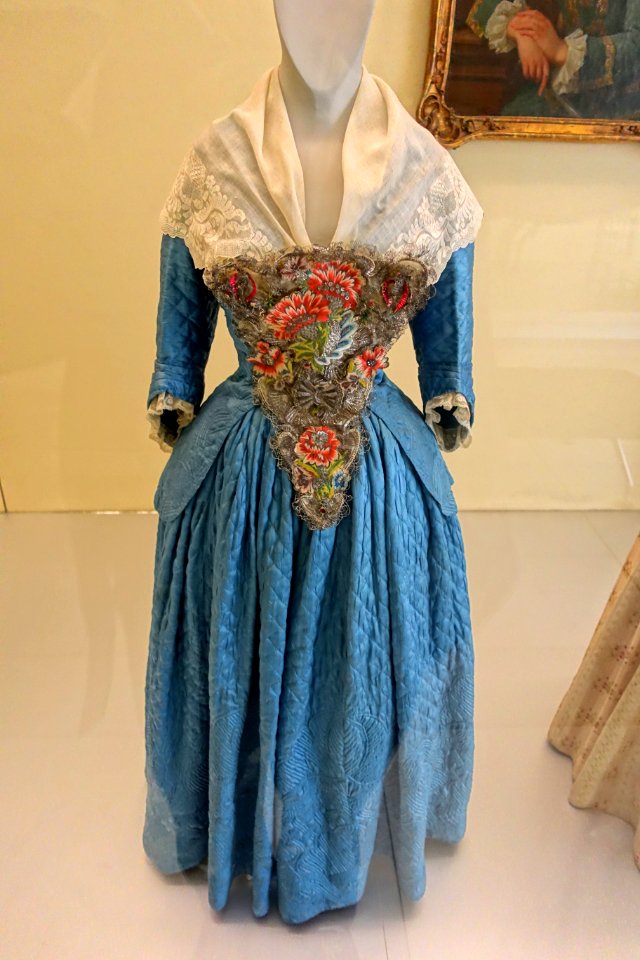 Jacket and skirt, c. 1760, quilted satin, backstitch embroidery, fichu cotton - Germanisches Nationalmuseum - Nuremberg, Germany - DSC02712