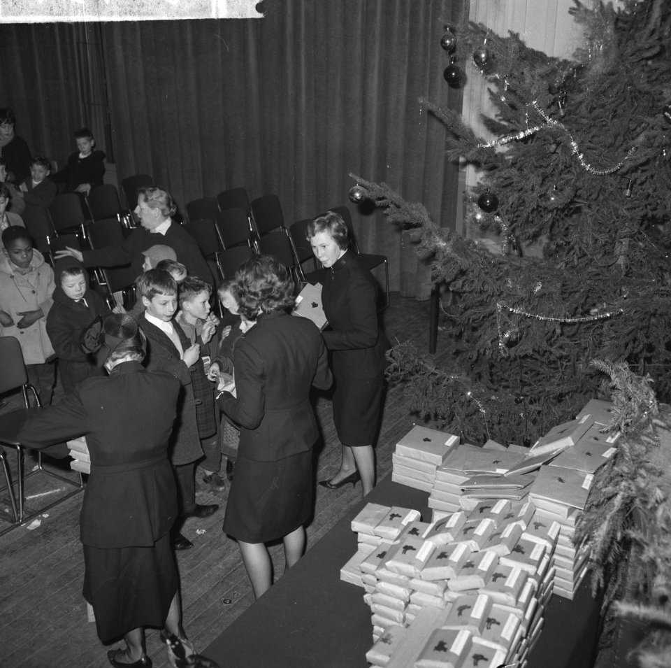 Jaarlijkse kinderkerstfeest georganiseerd door het Leger des Heils in Bellevue , Bestanddeelnr 915-8754