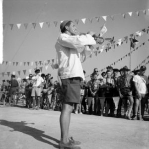 Jamboree 1963 te Marathon Griekenland Zwitsers met volkszang en dans op hun zit, Bestanddeelnr 915-4375