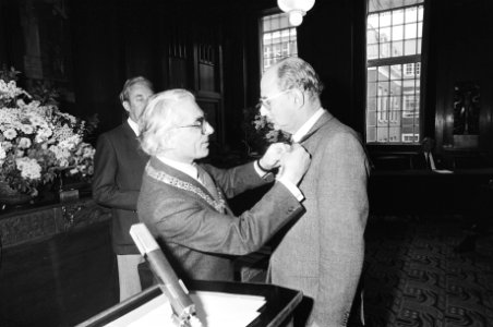 Jaarlijkse lintjes op het stadhuis uitgereikt. 8a.9a Jaap van Meekren (AVRO) o, Bestanddeelnr 932-1294
