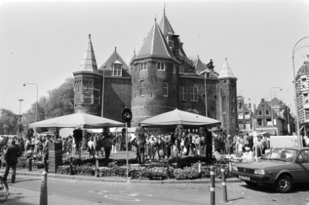 Jaarlijkse geraniummarkt op de Nieuwmarkt, op achtergrond de Waag, Bestanddeelnr 932-1610