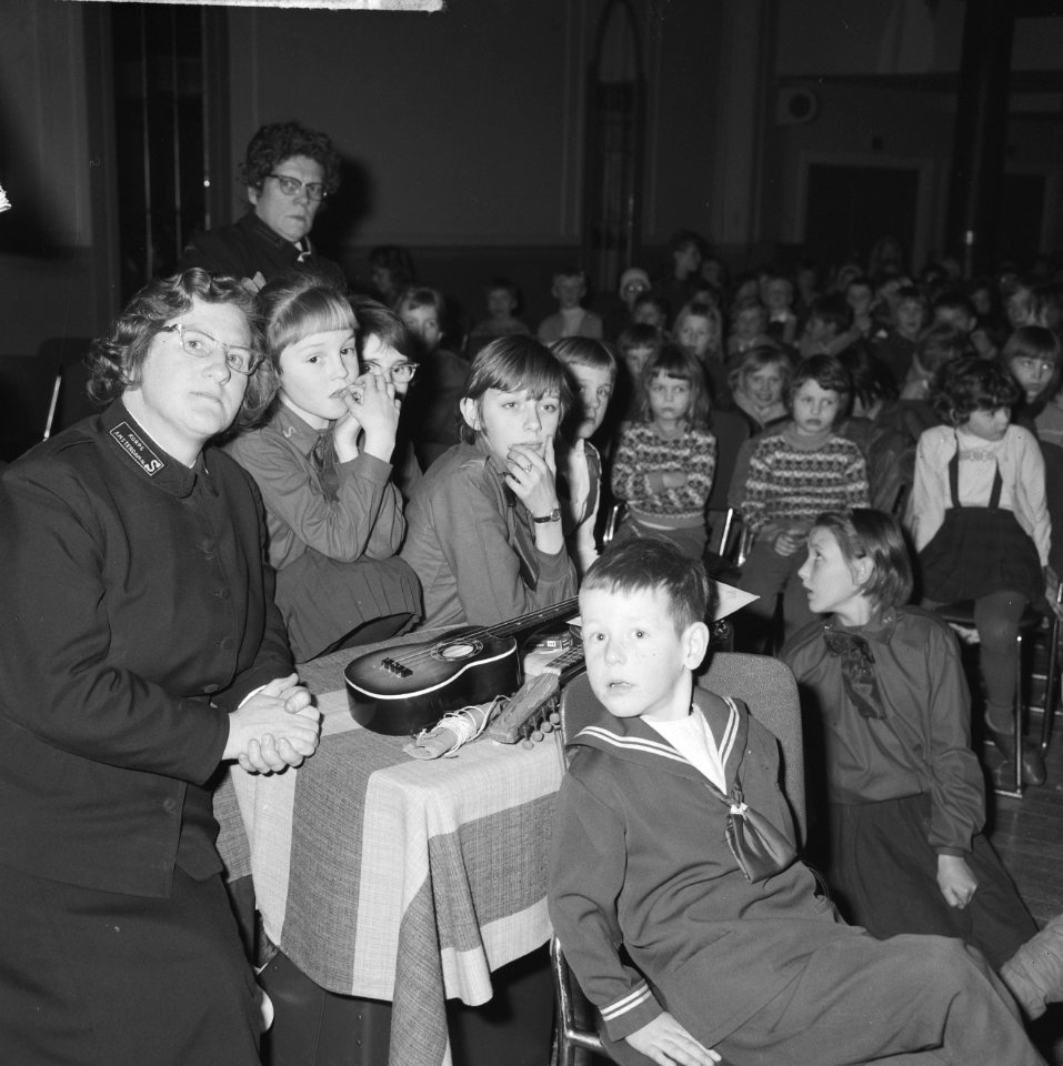 Jaarlijkse kinderkerstfeest georganiseerd door het Leger des Heils in Bellevue , Bestanddeelnr 915-8753
