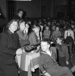 Jaarlijkse kinderkerstfeest georganiseerd door het Leger des Heils in Bellevue , Bestanddeelnr 915-8753