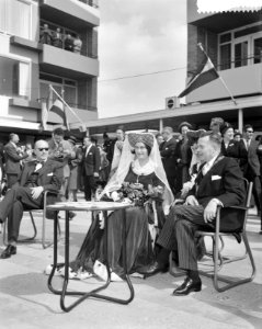 Jacoba van Beieren luistert plechtigheid van opening nieuwe winkelcentrum in Bre, Bestanddeelnr 912-3396