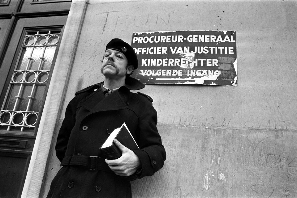 Jacob Jutte voor Paleis van Justitie in Amsterdam, Bestanddeelnr 929-0001