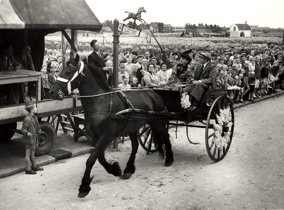 Jaarlijkse wedstrijden ringsteken, waaraan ook door dames wordt deelgenomen. Aangekocht in 1977 van fotograaf C. de Boer. Identificatienummer 54-004171, NL-HlmNHA 54004171