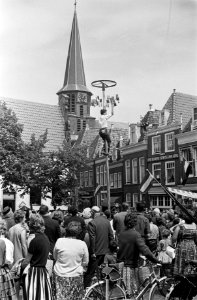 Jaarmarkt in Hoorn, de Hoornse jeugd aan het koekhappen, Bestanddeelnr 915-2255