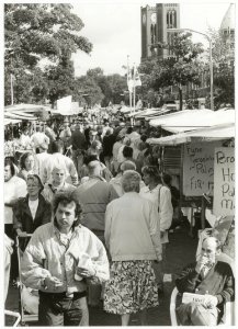 Jaarmarkt in de Karel van Manderstraat, ziende naar het noordoosten, met op de achtergrond de Kathedrale Basiliek St. Bavo. NL-HlmNHA 54035080