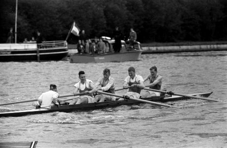 Jaarlijkse Varsity bij Jutphaas, na de finish springen de studenten te water, Bestanddeelnr 911-2058