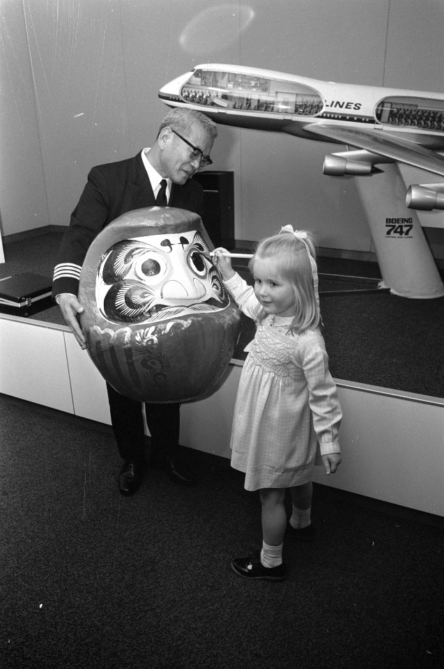 JAL-lijndienst Tokio Amsterdam geopend meisje bij Daruma-oog, Bestanddeelnr 925-5039
