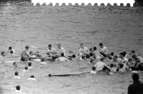 Jaarlijkse Varsity bij Jutphaas, na de finish springen de studenten te water, Bestanddeelnr 911-2059