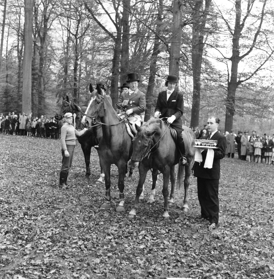 Jaarlijkse traditionele St. Hubertusslipjacht te Amersfoort, Bestanddeelnr 911-7427