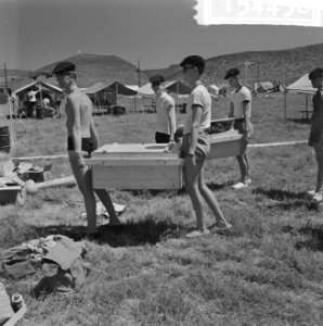 Jamboree 1963 te Marathon Griekenland Padvinders materiaal aan het verslepen, Bestanddeelnr 915-4438