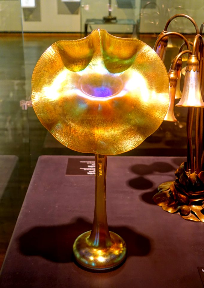 Jack-in-the-pulpit vase, Louis Comfort Tiffany, made by Tiffany Studios, New York, c. 1909-1910, blown glass - Montreal Museum of Fine Arts - Montreal, Canada - DSC09110