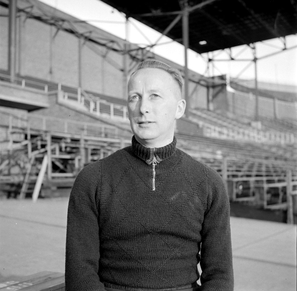 Jaap van der Leck (bondscoach van het Nederlands elftal 1949-1954) in het Olympi, Bestanddeelnr 191-1061
