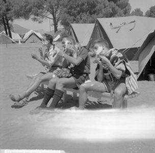 Jamboree 1963 te Marathon Griekenland Padvinders scheren zich voor tent, Bestanddeelnr 915-4461