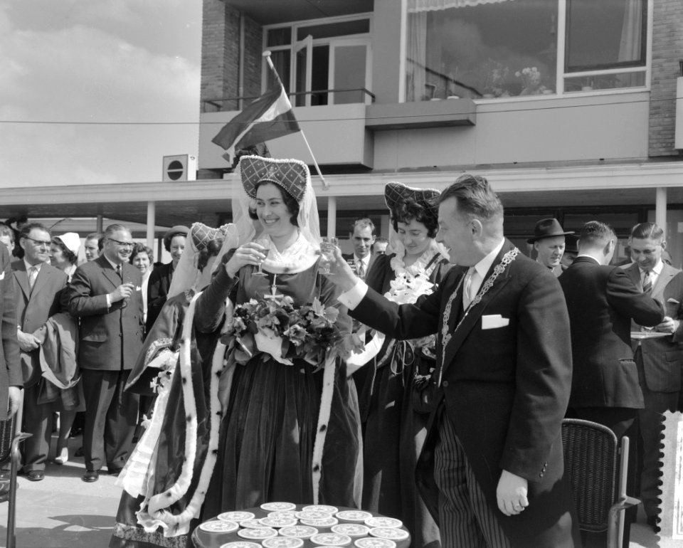 Jacoba van Beieren luistert plechtigheid van opening nieuwe winkelcentrum in Bre, Bestanddeelnr 912-3398