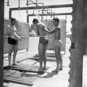 Jamboree 1963 te Marathon Griekenland Nederlandse padvinders douchen, Bestanddeelnr 915-4294